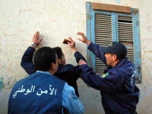 القاء القبض على ثلاثة أشخاص تتراوح أعمارهم ما بين 31 و21 و 51 سنة