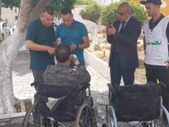 والي ولاية عنابة السيد عبد القادر جلاوي تكفل بالشخص من ذوي الاحتياجات الخاصه بتوفير له كرسي متحرك